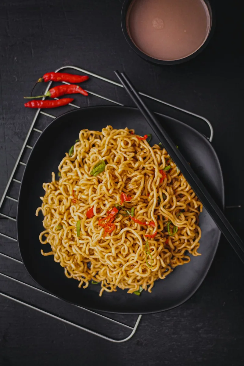 Block of instant noodles