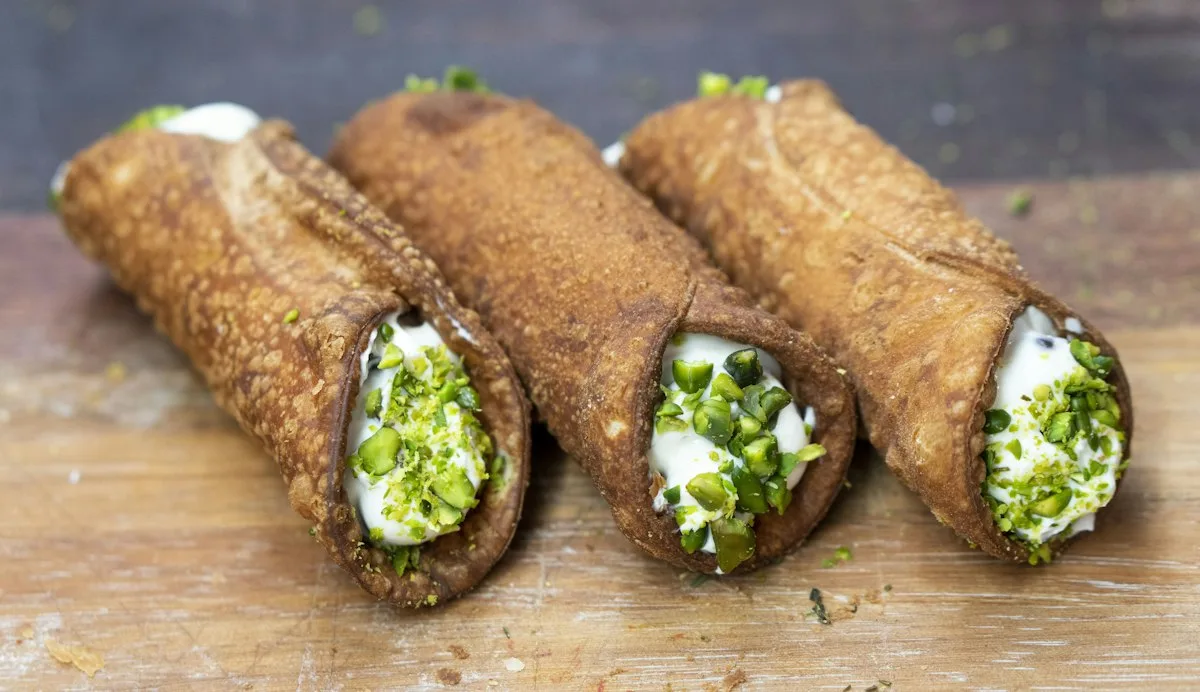 Cannoli filled with ricotta