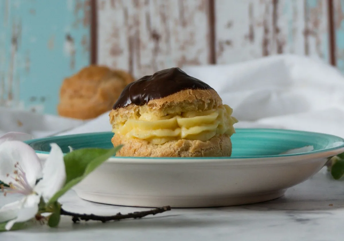 Profiterole with chocolate